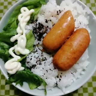 ウインナーとレタスとゆかりのふりかけつゆマヨご飯